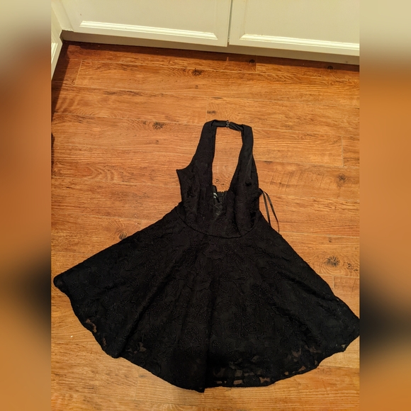 Bebe Francesca Deep V Dress - Picture 7 of 9